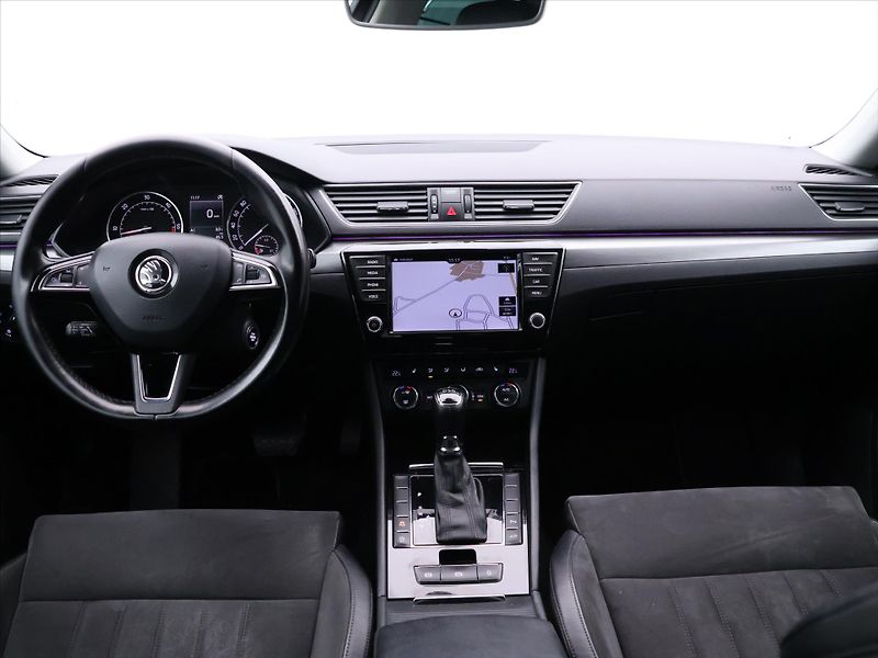 Škoda Superb 2,0 TDI 110kW Style CZ - fotka 32 z 39