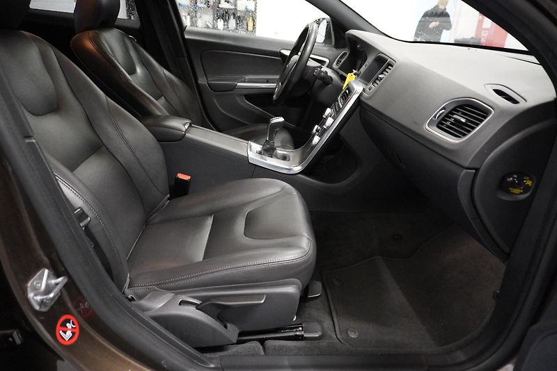 Volvo V60 (2016)  D4 MOMENTUM - fotka 20 z 24