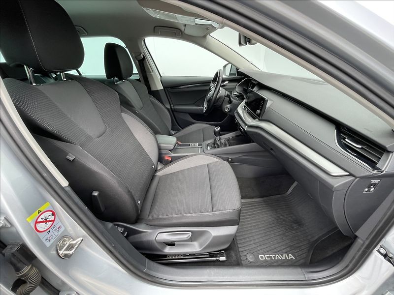Škoda Octavia 2,0 TDI Combi Ambition Plus - fotka 18 z 24