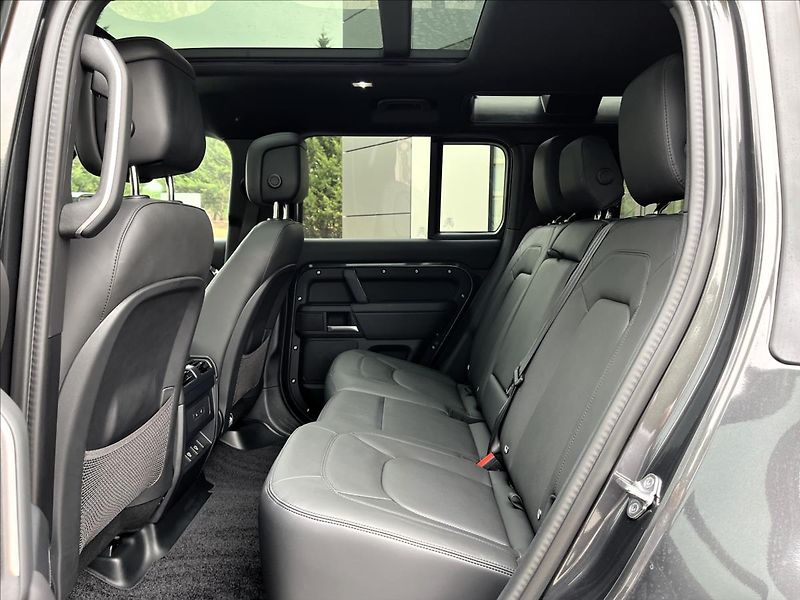 Land Rover Defender (2026) 110 D250 X-DYNAMIC SE - fotka 31 z 34