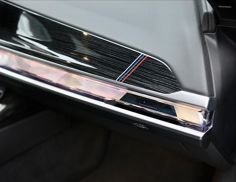 BMW Řada 7 (2023) 740d M SPORT xDrive - fotka 36 z 48