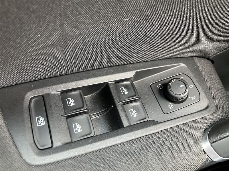 Volkswagen Touran 2,0 TAŽNÉ, LED,APPLE CAR PLAY - fotka 13 z 21