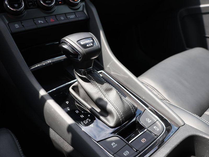 Škoda Karoq 2,0 TDI DSG Sportline 4x4 DPH - fotka 22 z 39