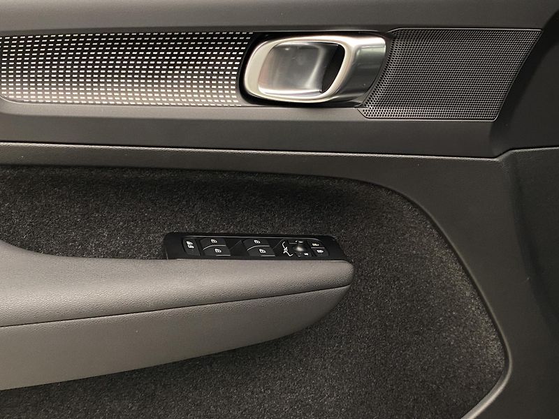 Volvo XC40 PURE ELECTRIC RECHARGE CORE - fotka 28 z 52