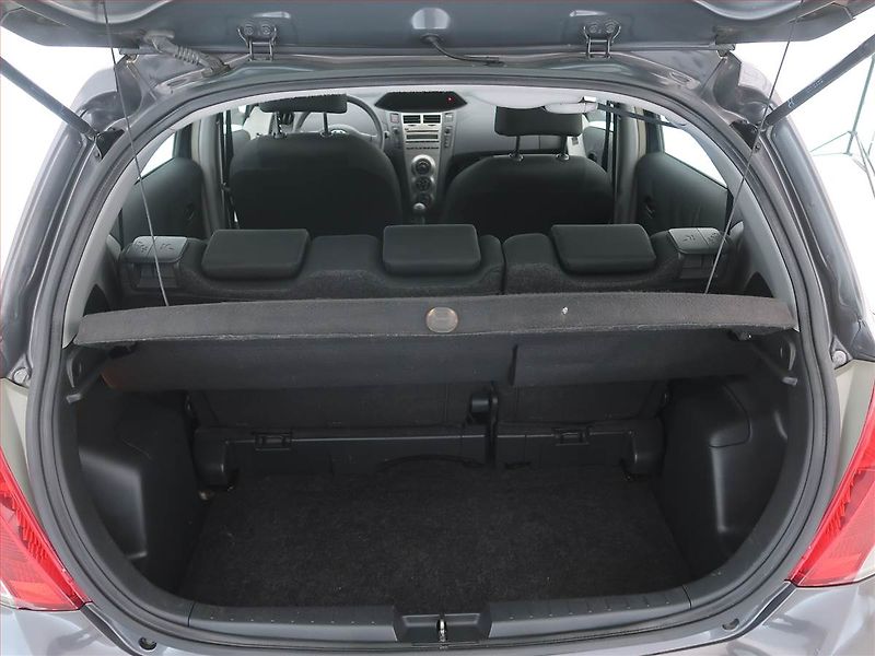 Toyota Yaris (2010) 1.0 VVT-i - fotka 11 z 13