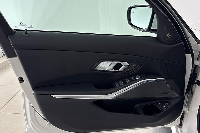 BMW Řada 3 330e xDrive - fotka 15 z 24