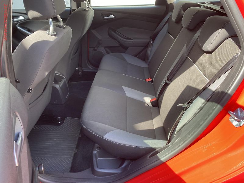 Ford Focus (2012) 1.6i, ČR, AC, park.čidla - fotka 10 z 15