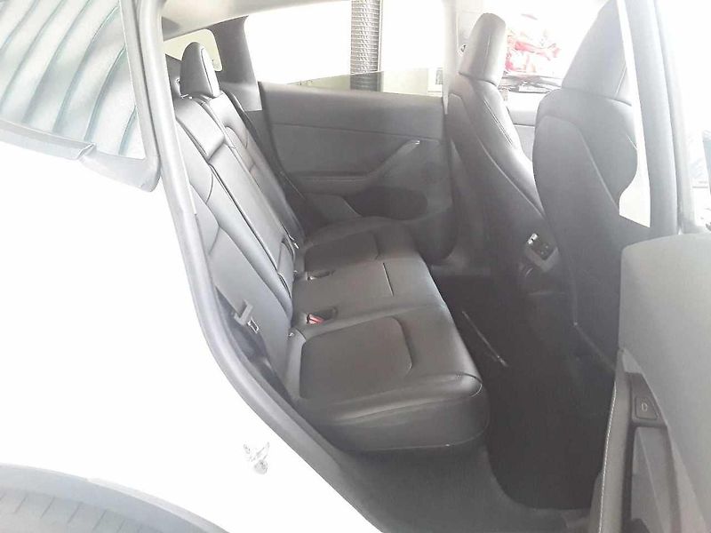 Tesla Model Y LONG RANGE DUAL MOTO 92,7% - fotka 5 z 8