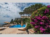 Ostrov Ischia je pověstný řadou lázeňských resortů.
