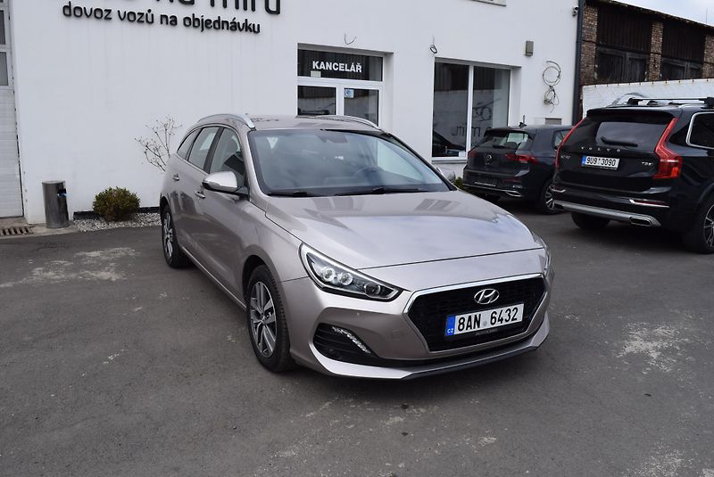 Hyundai i30 (2021) 1.6CRDi 85kw STYLE 7°AUTOMAT - fotka 4 z 49
