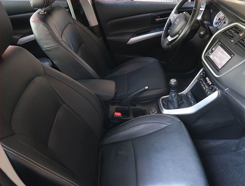 Suzuki SX4 S-Cross (2014) Elegance 1.6 VVT AllGrip, 4X4 - fotka 9 z 13