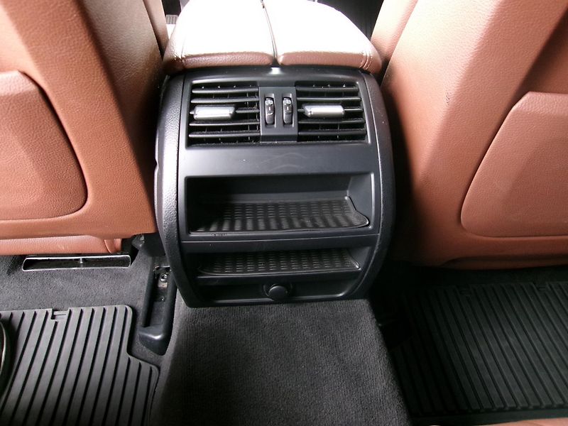 BMW Řada 5 (2010) 520d combi  - fotka 12 z 28
