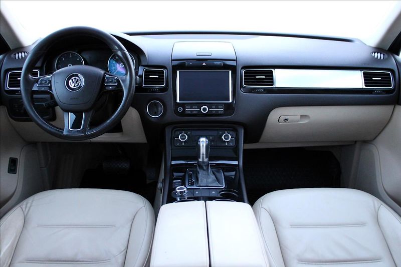 Volkswagen Touareg 3.0 TDI V6/PANOR/TAŽNÉ/NEZ.TOP - fotka 19 z 39
