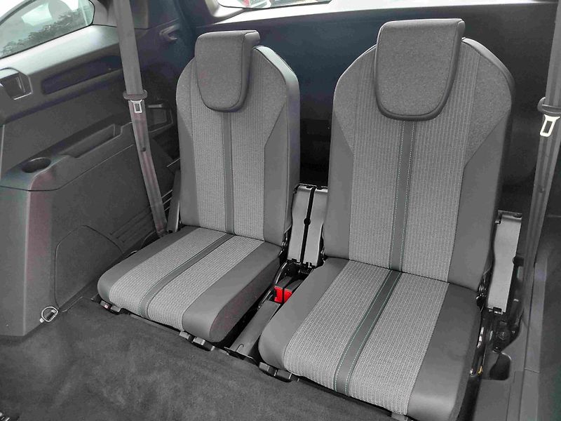Peugeot 5008 1,2PT EAT8 ALLURE - fotka 12 z 21