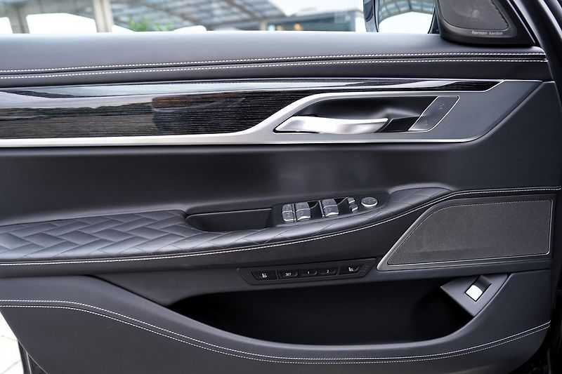 BMW Řada 7 740d xDrive/Laser/M paket/20/Č - fotka 15 z 50