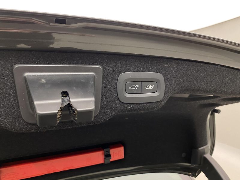 Volvo S90 D4 MOMENTUM AUT REZERVACE - fotka 31 z 43