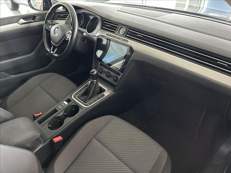 Volkswagen Passat 2,0   TDI 110kW,1.MAJ,SERVISKA - fotka 9 z 24