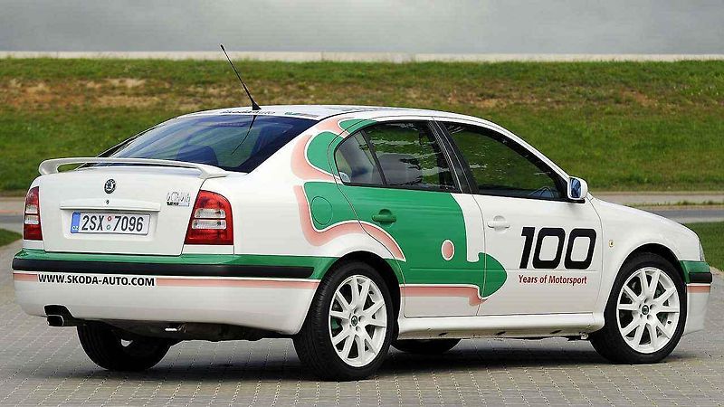 Škoda Octavia se v Čině jmenuje Ou Ya. A je natažená do délky.