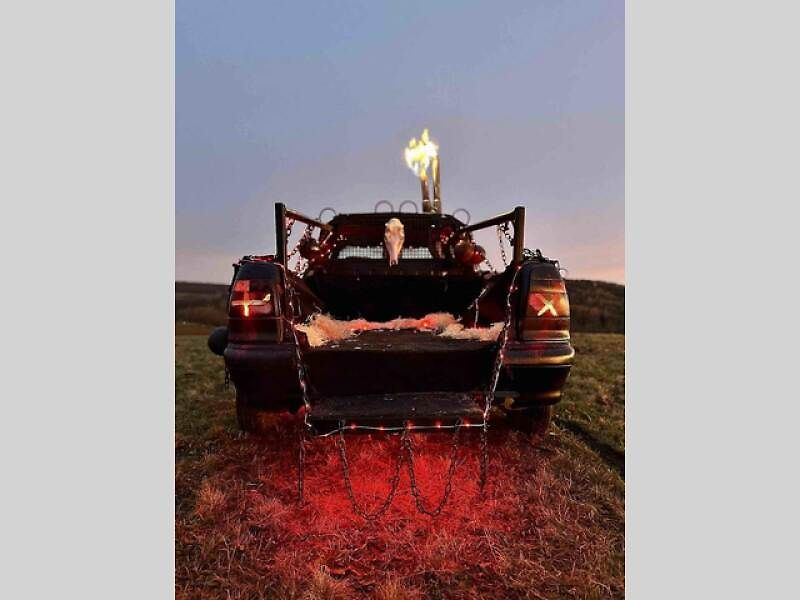 Vůz je podsvícený a šlehá plameny.