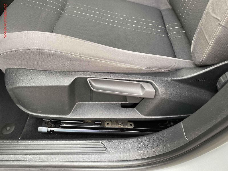Volkswagen Golf (2021) 2.0 TDi 4x4, 1.maj,ČR - fotka 14 z 21
