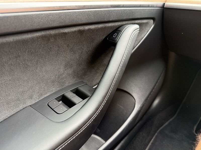 Tesla Model 3 REZERVACE - fotka 34 z 41