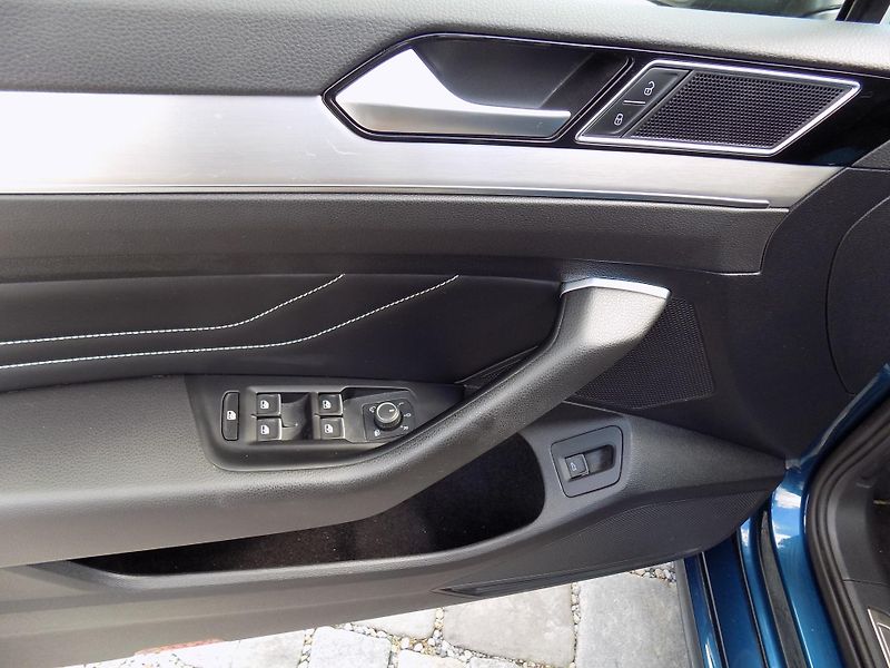 Volkswagen Passat 2,0 TDI R-LINE, MATRIX, ALCAN. - fotka 37 z 42
