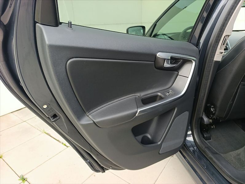 Volvo XC60 2,4 D4 Automat.4x4,Navi,Kůže, - fotka 19 z 32