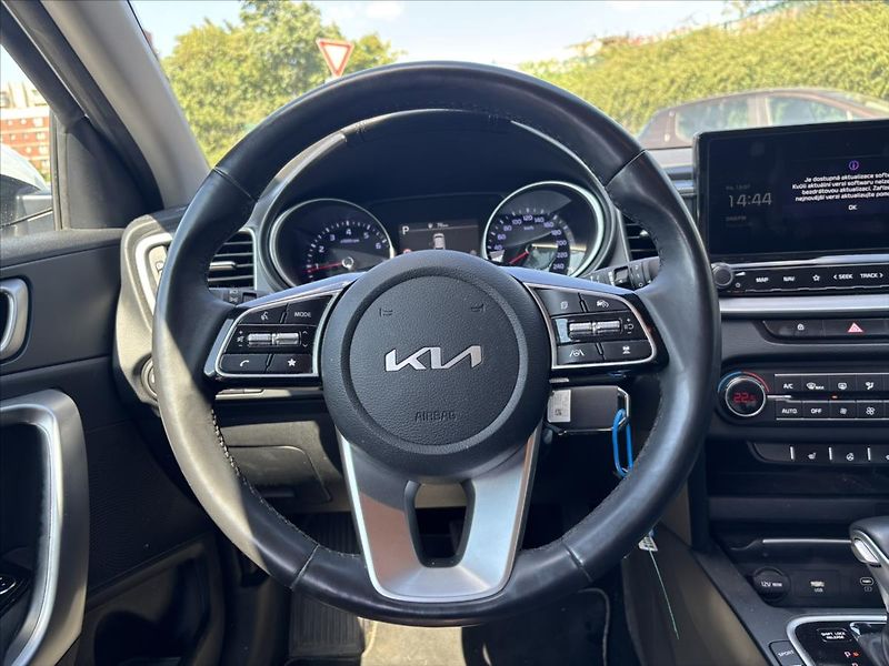 Kia Ceed 1,5 TGDi AT TOP ZÁRUKA ADAPTIV - fotka 16 z 40