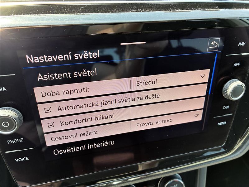 Volkswagen Touran 2,0 7 MÍST,TAŽNÉ,LED - fotka 14 z 16