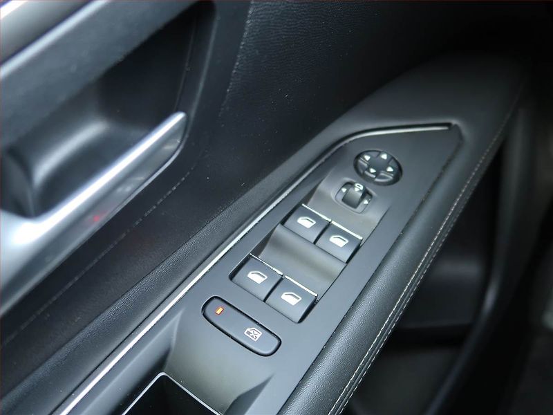 Peugeot 3008 (2019) Allure 1.5 BlueHDi, ČR,1.maj - fotka 17 z 20
