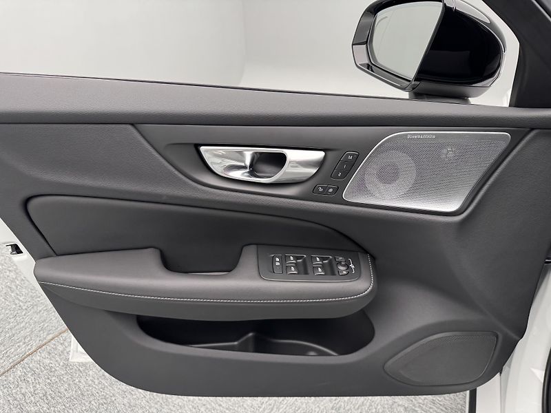 Volvo V60 (2026) T6 AWD Plug-in DARK ULTRA - fotka 7 z 24