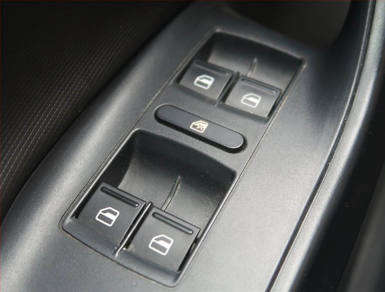 Seat Ibiza (2011) 1.4 16V, Tempomat - fotka 13 z 15