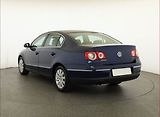 Volkswagen Passat (2007) 2.0 TDI, po STK, Klima - náhled 3