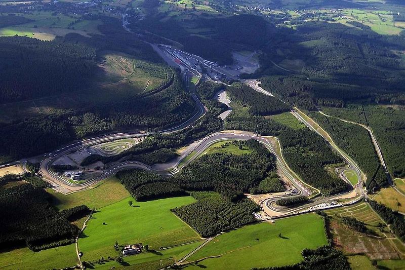 Pro vyznavače vůně spáleného benzínu a fanouška motorsportu není na světě nic lepšího než se pohybovat v prostředí kolem závodní dráhy. Projděte se TOP 10 těch nejlepších závodních okruhů světa.