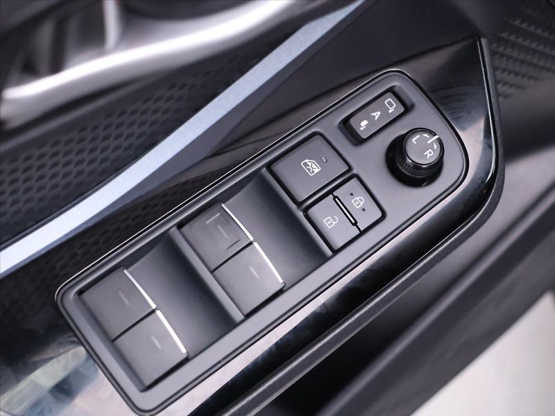 Toyota C-HR 2,0 E-CVT 112kW Executive - fotka 12 z 30