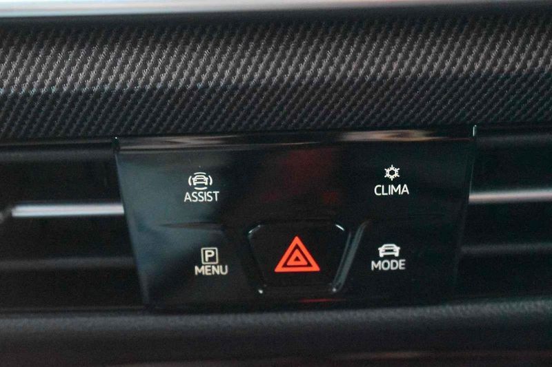 Volkswagen Golf GTI se cítí skvěle na méně frekventovaných silnicích.