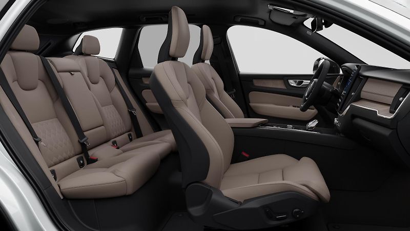 Volvo XC60 (2026) B5 AWD PLUS DARK AUT - fotka 12 z 14