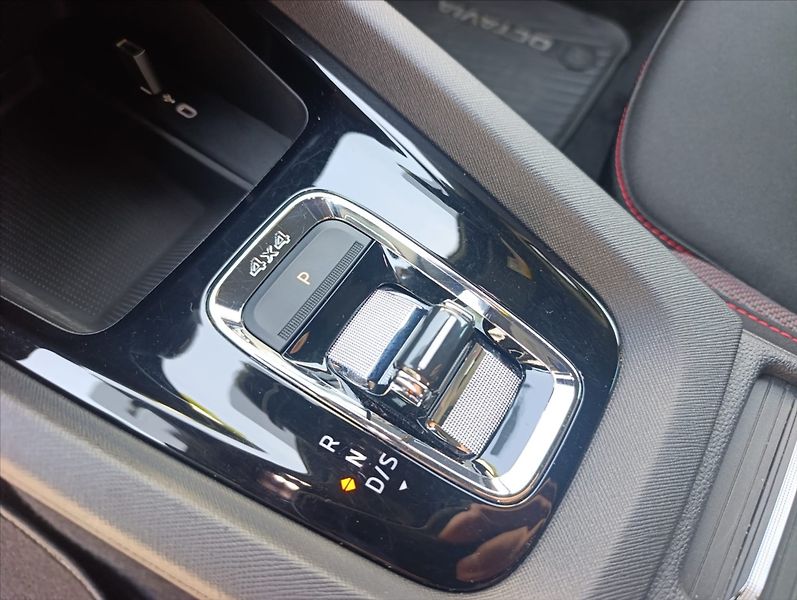 Škoda Octavia 2,0 TDi RS DSG Kamera 1maj. ČR - fotka 19 z 40