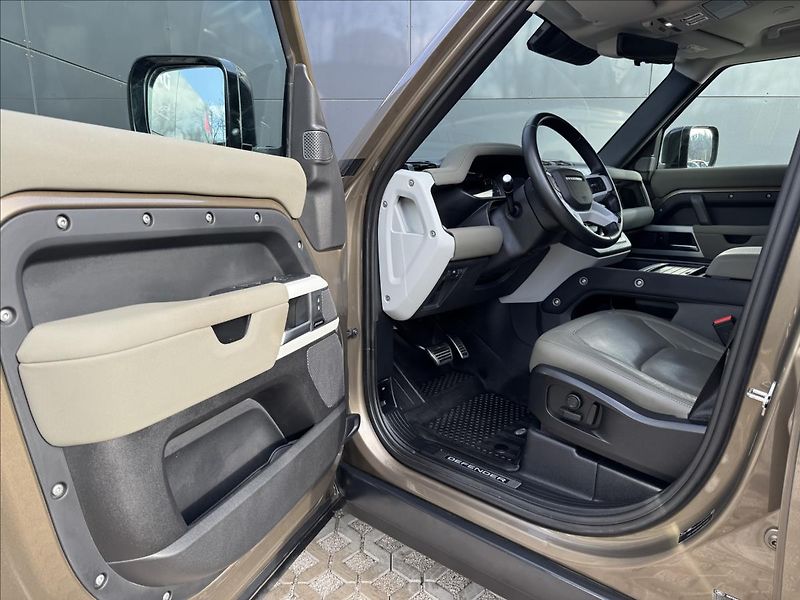 Land Rover Defender 3,0 110 D250 XS EDITION ČR DPH - fotka 10 z 32