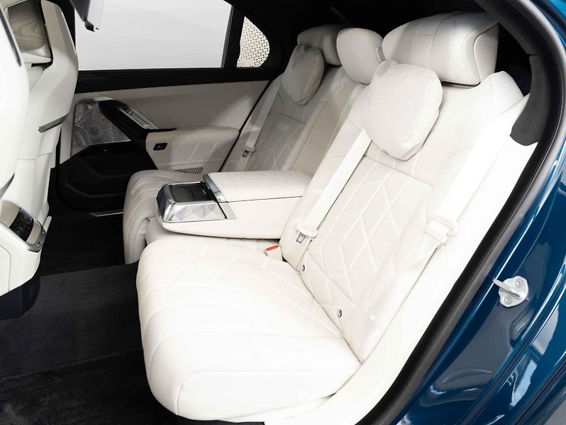 BMW Řada 7 750e xDrive - fotka 21 z 23