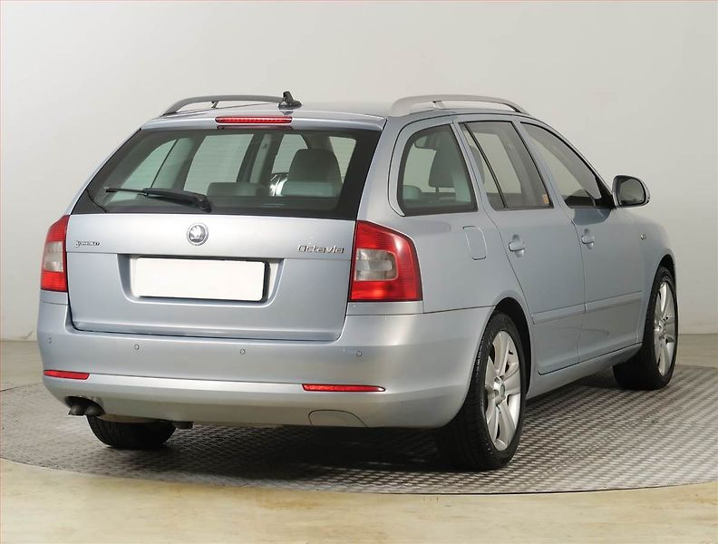 Škoda Octavia (2009) Laurin&Klement 2.0 TDI, Xenony - fotka 5 z 25