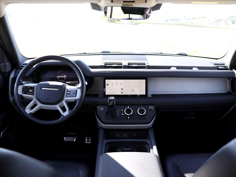 Land Rover Defender 3,0 D200 110 S 147kW CZ DPH Zá - fotka 26 z 34