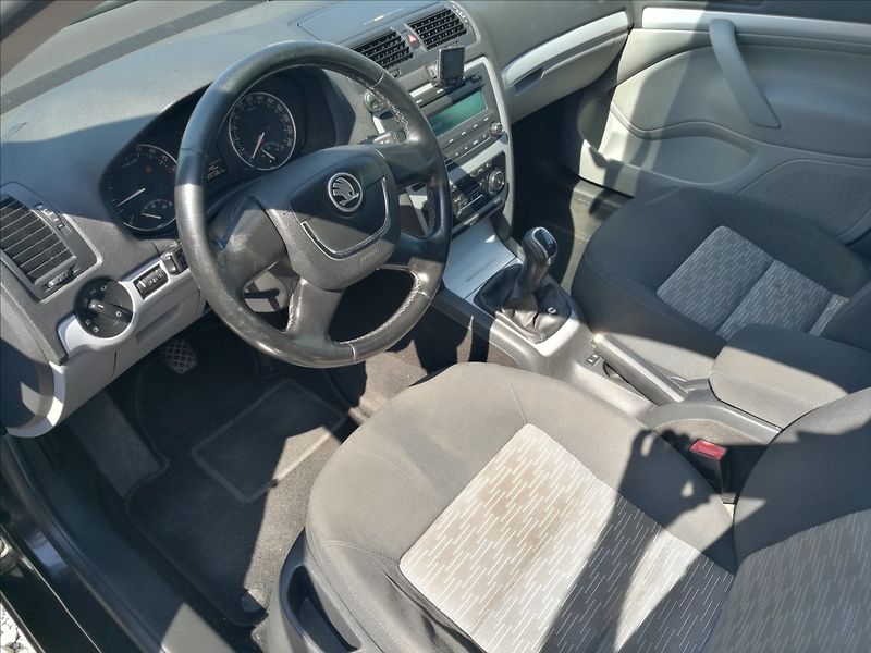 Škoda Octavia 1,6 TDI Ambiente - fotka 9 z 18