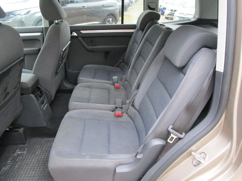 Volkswagen Touran 2,0TDI-103KW-NOVÁ STK - fotka 8 z 17