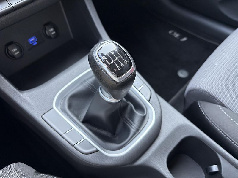 Hyundai i30 COMFORT 1.5 DPI 81 kW - fotka 20 z 23