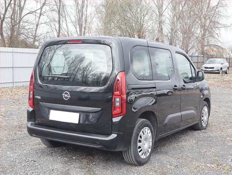 Opel Combo (2020) Edition 1.2 Turbo, 7Míst, 1Maj - fotka 5 z 18