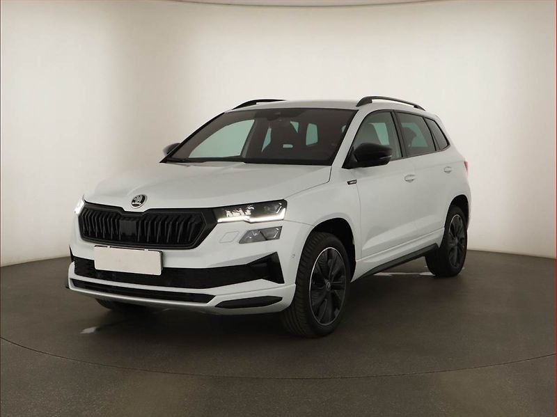 Škoda Karoq (2025) 1.5 TSI, SPORTLINE, SENZORY - fotka 2 z 18
