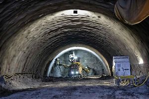 Odstřely na stavbě tunelu Homole na D35 u Vysokého Mýta.