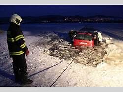 Hasiči vyprošťovali osobní automobil Toyota RAV4 rakouského řidiče, který se ve středu 13. ledna probořil ledem do Lipna při jízdě po zamrzlé hladině vodní nádrže mezi Frymburkem a Frýdavou.