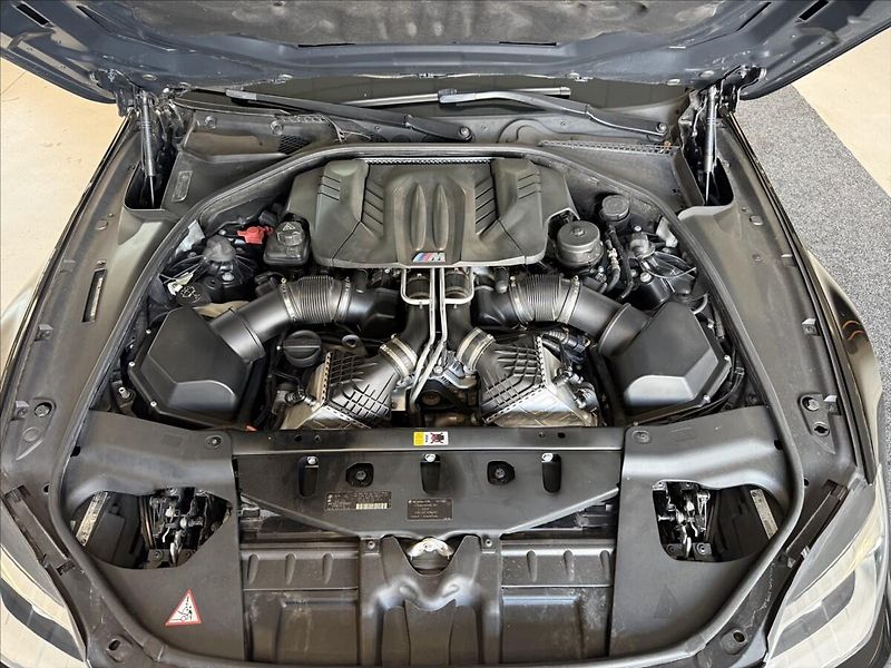 BMW M6 4,4 V8 412kW individual - fotka 29 z 30
